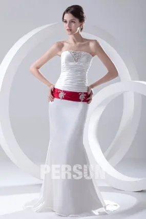 Robe de mariée bustier ruchée en satin ornée d'applique